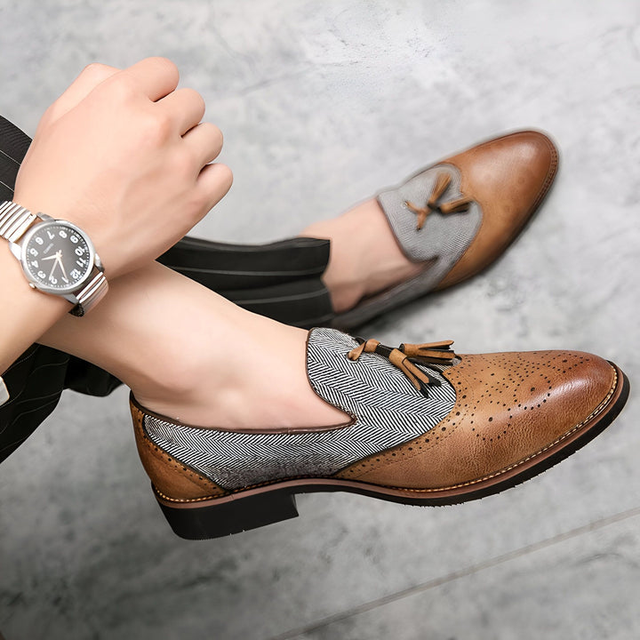 Gros plan sur des chaussures richelieu marron et gris à glands portées par un homme avec une montre élégante. Chaussures élégantes pour hommes avec des détails soignés. Accessoires de mode masculine., 45287112868021,45287112900789,45287112933557,45287112966325,45287112999093,45287113031861,45287113064629,45287113097397,45287113130165,45287113162933,45287113195701,45287113228469,45287113261237,45287113294005,45287113326773,45287113359541,45287113392309,45287113425077