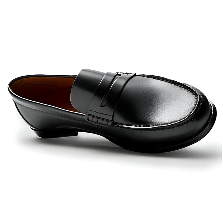 Mocassin noir classique en cuir, style penny loafer, sur fond blanc. Chaussure élégante pour homme., 45286716211381,45286716244149,45286716276917,45286716309685,45286716342453,45286716375221,45286716407989,45286716440757,45286716473525,45286716506293,45286716539061,45286716571829,45286716604597,45286716637365,45286716670133,45286716702901
