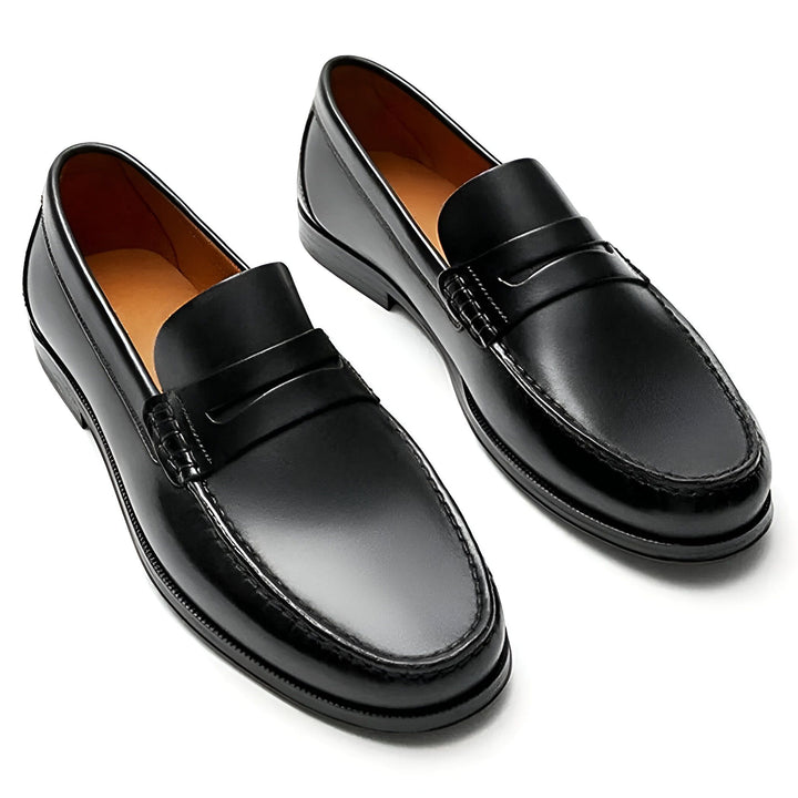 Image de deux mocassins noirs classiques en cuir sur fond blanc. Chaussures élégantes pour hommes, style intemporel., 45286716211381,45286716244149,45286716276917,45286716309685,45286716342453,45286716375221,45286716407989,45286716440757,45286716473525,45286716506293,45286716539061,45286716571829,45286716604597,45286716637365,45286716670133,45286716702901