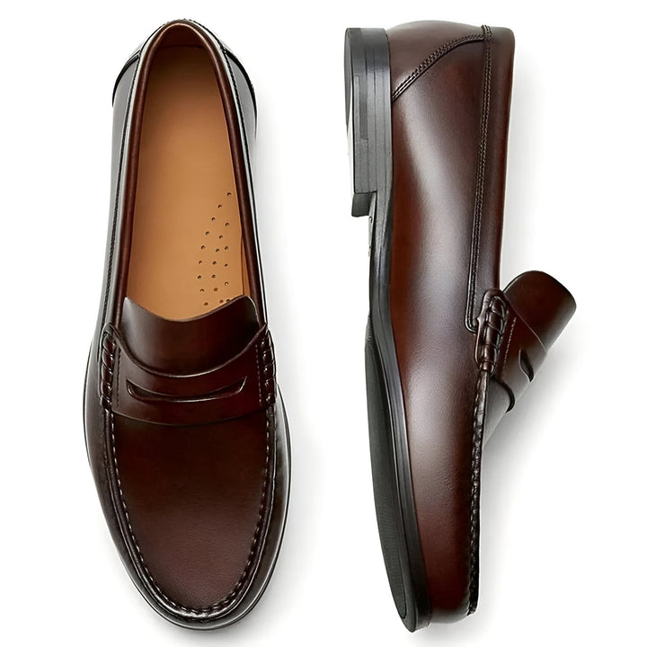 Vue de dessus de deux mocassins en cuir marron pour hommes, placés côte à côte sur un fond blanc. Les chaussures sont bien cirées et présentent des détails soignés., 45286716211381,45286716244149,45286716276917,45286716309685,45286716342453,45286716375221,45286716407989,45286716440757,45286716473525,45286716506293,45286716539061,45286716571829,45286716604597,45286716637365,45286716670133,45286716702901