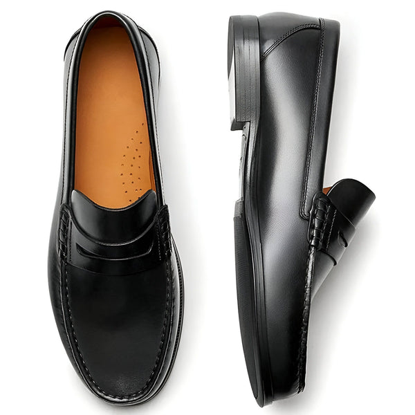 Vue rapprochée de mocassins noirs en cuir pour hommes, montrant le style classique et l'élégance. Chaussures confortables et intemporelles., 45286716211381,45286716244149,45286716276917,45286716309685,45286716342453,45286716375221,45286716407989,45286716440757,45286716473525,45286716506293,45286716539061,45286716571829,45286716604597,45286716637365,45286716670133,45286716702901