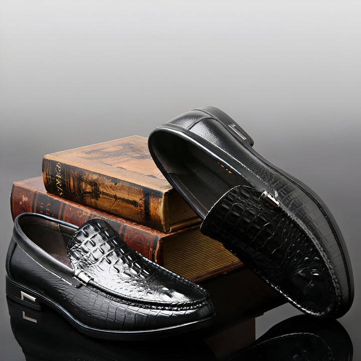 Deux mocassins en cuir noir, avec un motif crocodile élégant, posés sur des livres anciens. Un style classique et raffiné pour homme. Mode masculine., 45287143866549,45287143899317,45287143932085,45287143964853,45287143997621,45287144030389,45287144063157,45287144095925,45287144128693,45287144161461,45287144194229,45287144226997,45287144259765,45287144292533