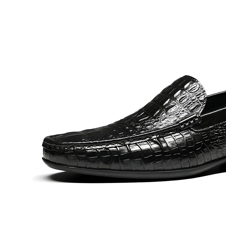 Mocassin noir en cuir d'alligator, vue rapprochée. Chaussure élégante pour homme, texture reptile brillante. Mode et luxe, style classique. Parfait pour une tenue habillée ou décontractée., 45287143866549,45287143899317,45287143932085,45287143964853,45287143997621,45287144030389,45287144063157,45287144095925,45287144128693,45287144161461,45287144194229,45287144226997,45287144259765,45287144292533