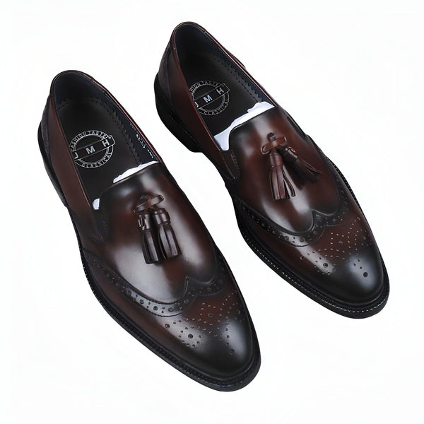 Paire de mocassins pour hommes en cuir marron foncé avec des glands et détails perforés. Chaussures élégantes de style classique sur fond blanc., 45286843941045,45286843973813,45286844006581,45286844039349,45286844072117,45286844104885,45286844137653