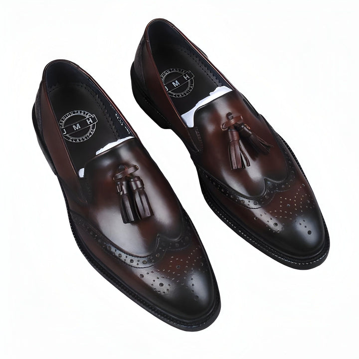 Paire de mocassins pour hommes en cuir marron foncé avec des glands et détails perforés. Chaussures élégantes de style classique sur fond blanc., 45286843941045,45286843973813,45286844006581,45286844039349,45286844072117,45286844104885,45286844137653