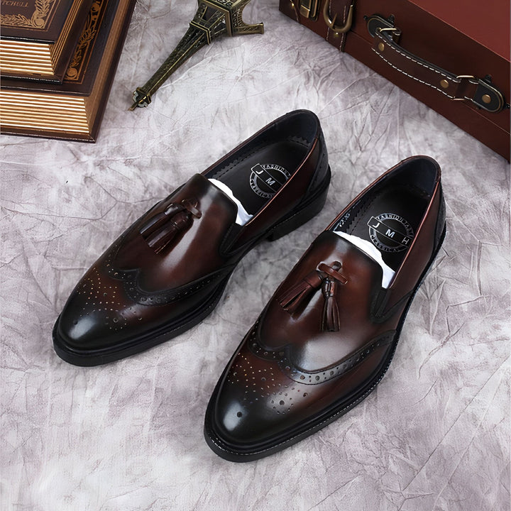 Mocassins élégants en cuir marron avec glands, présentés avec une valise vintage, des livres anciens et une Tour Eiffel miniature. Chaussures de ville pour homme, style rétro et raffiné., 45286843941045,45286843973813,45286844006581,45286844039349,45286844072117,45286844104885,45286844137653
