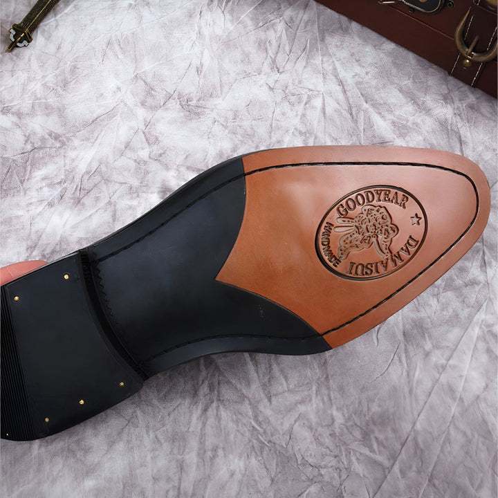 Gros plan de la semelle d'une chaussure en cuir noire et marron. On y voit la mention "Goodyear Hand Made DAMAISUI" avec un logo en forme d'animal. Détail de la fabrication artisanale et de la qualité des matériaux., 45286843941045,45286843973813,45286844006581,45286844039349,45286844072117,45286844104885,45286844137653