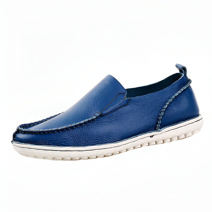 Mocassin en cuir bleu pour homme, avec semelle blanche. Chaussure décontractée et confortable. Style slip-on. Détails de couture apparents. Idéal pour un look casual., 45287128170677,45287128203445,45287128236213,45287128268981,45287128301749,45287128334517,45287128367285,45287128400053,45287128432821,45287128465589,45287128498357,45287128531125,45287128563893,45287128596661,45287128629429,45287128662197,45287128694965,45287128727733,45287128760501,45287128793269,45287128826037