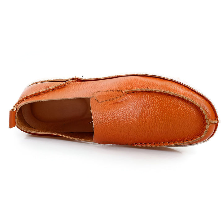 Vue rapprochée d'un mocassin en cuir orange clair. Chaussure décontractée pour homme ou femme, avec couture apparente. Style confortable et élégant., 45287128170677,45287128203445,45287128236213,45287128268981,45287128301749,45287128334517,45287128367285,45287128400053,45287128432821,45287128465589,45287128498357,45287128531125,45287128563893,45287128596661,45287128629429,45287128662197,45287128694965,45287128727733,45287128760501,45287128793269,45287128826037