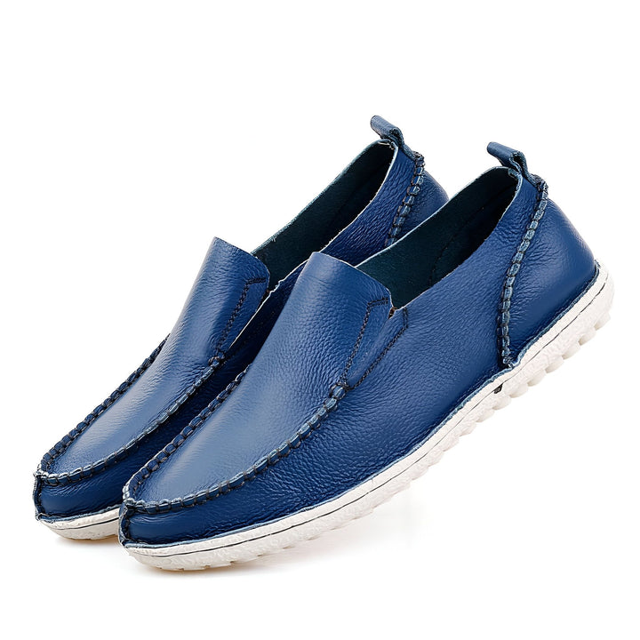 Paire de mocassins en cuir bleu pour hommes. Chaussures décontractées avec semelles blanches, coutures apparentes et talon discret. Mode masculine, confort et style., 45287128170677,45287128203445,45287128236213,45287128268981,45287128301749,45287128334517,45287128367285,45287128400053,45287128432821,45287128465589,45287128498357,45287128531125,45287128563893,45287128596661,45287128629429,45287128662197,45287128694965,45287128727733,45287128760501,45287128793269,45287128826037