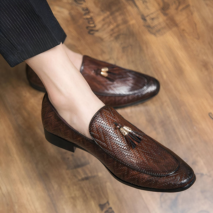 Gros plan de mocassins marron à glands portés avec un pantalon rayé sur un parquet. Chaussures élégantes pour homme, motif tressé. Mode masculine., 45286928122037,45286928154805,45286928187573,45286928220341,45286928253109,45286928285877,45286928318645,45286928351413,45286928384181,45286928416949,45286928449717,45286928482485,45286928515253,45286928548021