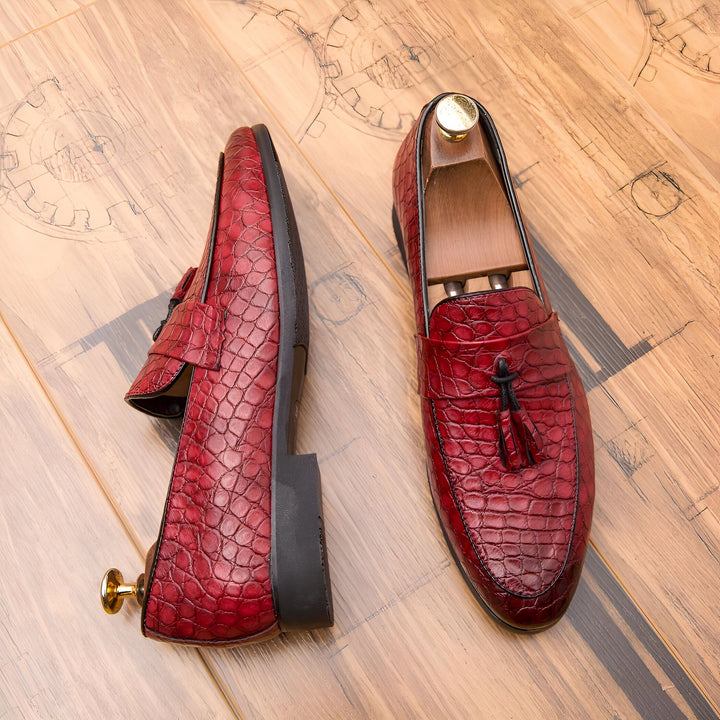 Mocassins pour hommes en cuir rouge texturé croco sur un parquet avec des motifs de dessins techniques. Accessoires de mode masculine élégants., 45286923894965,45286923927733,45286923960501,45286923993269,45286924026037,45286924058805,45286924091573,45286924124341,45286924157109,45286924189877,45286924222645,45286924255413,45286924288181,45286924320949,45286924353717,45286924386485,45286924419253,45286924452021,45286924484789,45286924517557,45286924550325,45286924583093,45286924615861,45286924648629,45