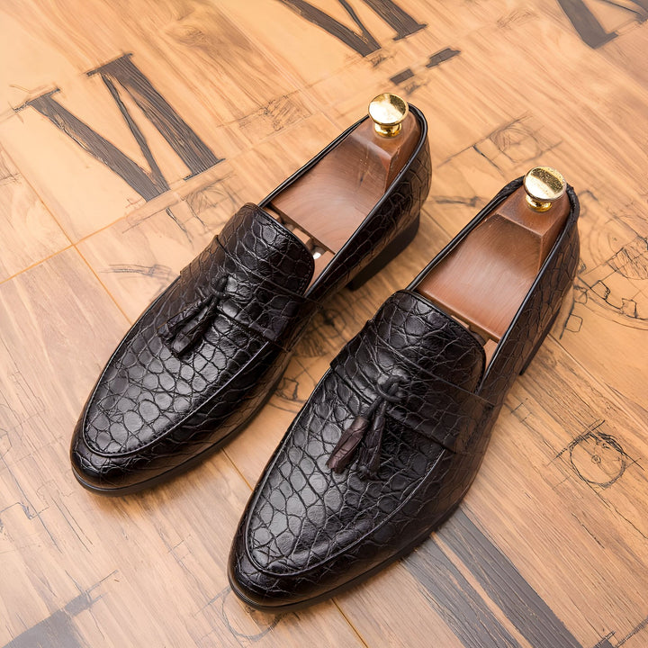Gros plan de mocassins noirs en cuir façon crocodile, avec des embauchoirs en bois. Chaussures élégantes sur fond en bois décoré de motifs et chiffres romains., 45286923894965,45286923927733,45286923960501,45286923993269,45286924026037,45286924058805,45286924091573,45286924124341,45286924157109,45286924189877,45286924222645,45286924255413,45286924288181,45286924320949,45286924353717,45286924386485,45286924419253,45286924452021,45286924484789,45286924517557,45286924550325,45286924583093,45286924615861