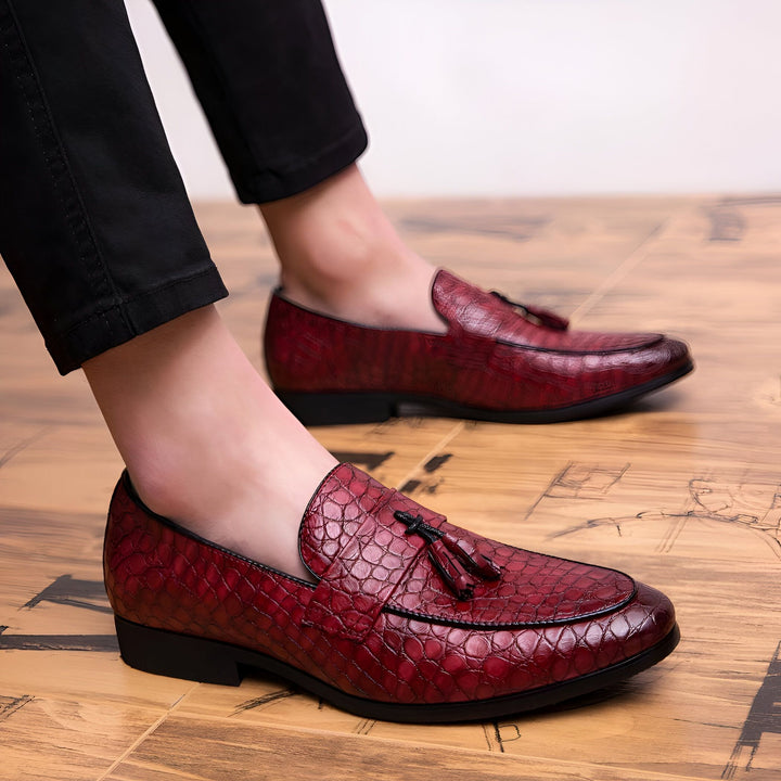 Mocassins bordeaux en cuir à motif écaille pour homme, portés avec un pantalon noir. Chaussures élégantes avec détails de glands., 45286923894965,45286923927733,45286923960501,45286923993269,45286924026037,45286924058805,45286924091573,45286924124341,45286924157109,45286924189877,45286924222645,45286924255413,45286924288181,45286924320949,45286924353717,45286924386485,45286924419253,45286924452021,45286924484789,45286924517557,45286924550325,45286924583093,45286924615861,45286924648629,4528692468139