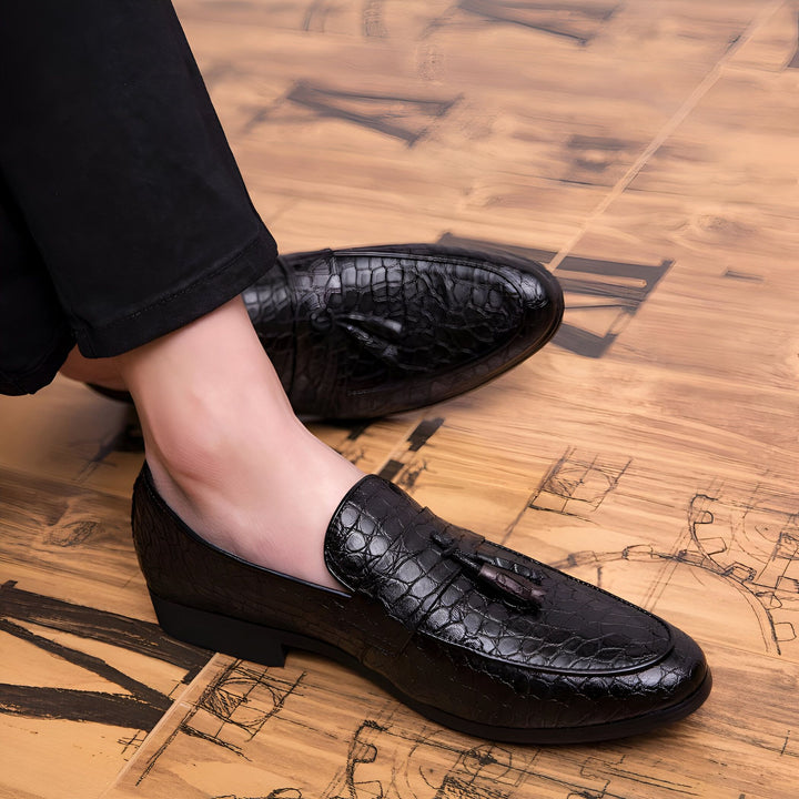 Mocassins en cuir noir avec détail de gland. Chaussures élégantes à porter pour les occasions spéciales., 45286923894965,45286923927733,45286923960501,45286923993269,45286924026037,45286924058805,45286924091573,45286924124341,45286924157109,45286924189877,45286924222645,45286924255413,45286924288181,45286924320949,45286924353717,45286924386485,45286924419253,45286924452021,45286924484789,45286924517557,45286924550325,45286924583093,45286924615861,45286924648629,45286924681397,45286924714165,452869247