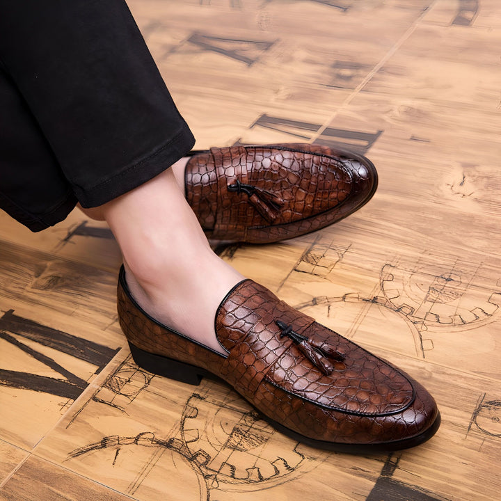 Mocassins homme en cuir marron avec motif crocodile et glands décoratifs. Vêtement élégant sur un sol en bois travaillé. Chaussures de luxe pour homme., 45286923894965,45286923927733,45286923960501,45286923993269,45286924026037,45286924058805,45286924091573,45286924124341,45286924157109,45286924189877,45286924222645,45286924255413,45286924288181,45286924320949,45286924353717,45286924386485,45286924419253,45286924452021,45286924484789,45286924517557,45286924550325,45286924583093,45286924615861,4528692