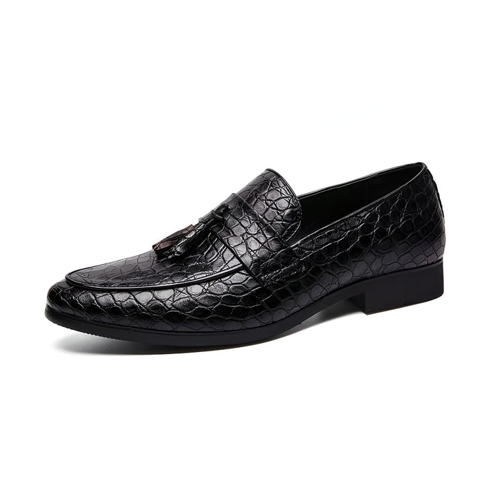 Mocassin noir en cuir verni avec motif crocodile et glands. Chaussure élégante pour homme., 45286923894965,45286923927733,45286923960501,45286923993269,45286924026037,45286924058805,45286924091573,45286924124341,45286924157109,45286924189877,45286924222645,45286924255413,45286924288181,45286924320949,45286924353717,45286924386485,45286924419253,45286924452021,45286924484789,45286924517557,45286924550325,45286924583093,45286924615861,45286924648629,45286924681397,45286924714165,45286924746933,45286924779
