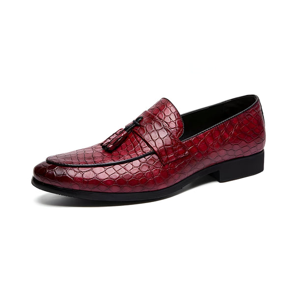 Mocassin rouge en cuir imprimé façon crocodile, avec des glands décoratifs et une semelle noire. Chaussure élégante pour homme., 45286923894965,45286923927733,45286923960501,45286923993269,45286924026037,45286924058805,45286924091573,45286924124341,45286924157109,45286924189877,45286924222645,45286924255413,45286924288181,45286924320949,45286924353717,45286924386485,45286924419253,45286924452021,45286924484789,45286924517557,45286924550325,45286924583093,45286924615861,45286924648629,45286924681397,4