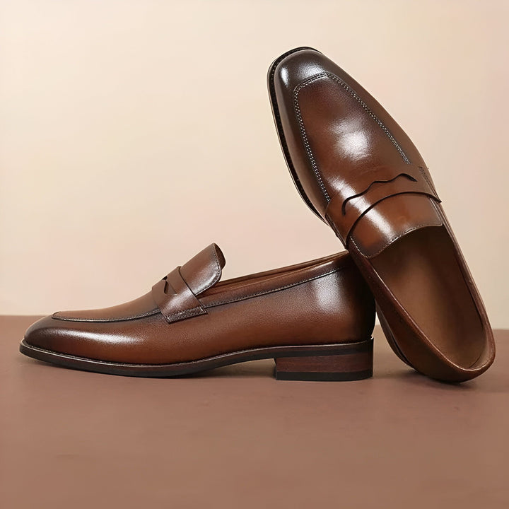 Mocassins en cuir marron élégants, chaussures homme classiques. Détail de la texture du cuir et de la couture soignée. Chaussures formelles idéales pour un look sophistiqué., 45286724042933,45286724075701,45286724108469,45286724141237,45286724174005,45286724206773,45286724239541,45286724272309,45286724305077,45286724337845,45286724370613,45286724403381,45286724436149,45286724468917