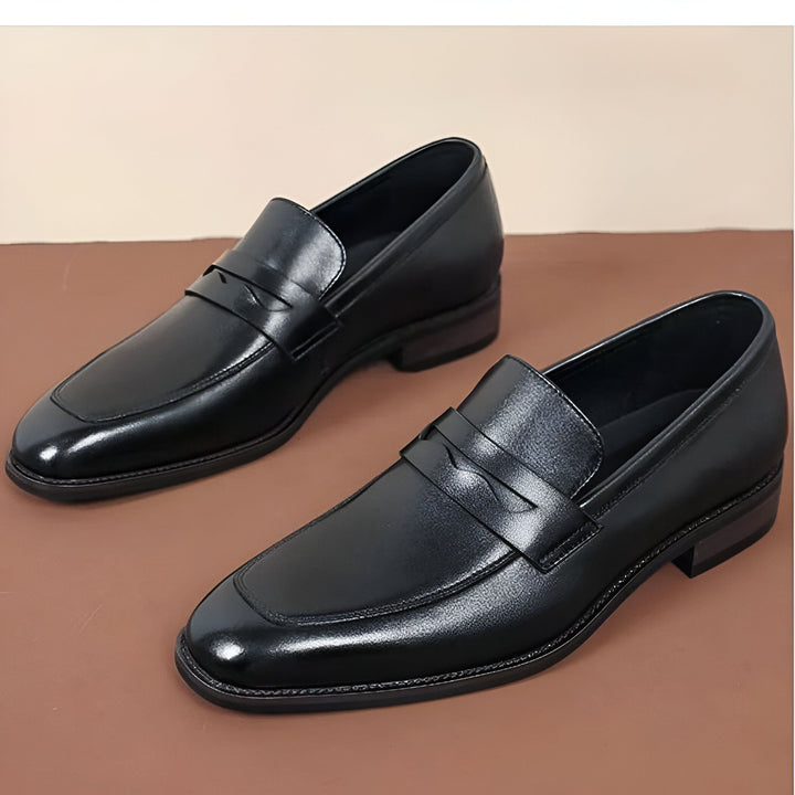 Deux mocassins noirs en cuir pour hommes. Chaussures élégantes et formelles, parfaites pour un look sophistiqué., 45286724042933,45286724075701,45286724108469,45286724141237,45286724174005,45286724206773,45286724239541,45286724272309,45286724305077,45286724337845,45286724370613,45286724403381,45286724436149,45286724468917