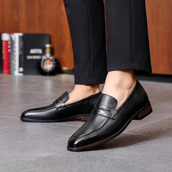 Gros plan de mocassins en cuir noir portés avec un pantalon noir, style élégant et moderne pour homme. Idéal pour tenue formelle ou décontractée chic., 45286724042933,45286724075701,45286724108469,45286724141237,45286724174005,45286724206773,45286724239541,45286724272309,45286724305077,45286724337845,45286724370613,45286724403381,45286724436149,45286724468917
