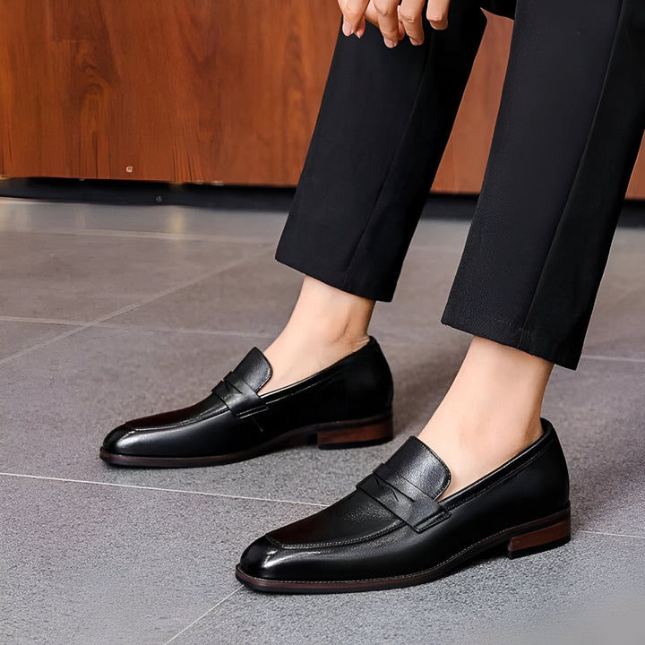 Gros plan sur des mocassins noirs en cuir portés avec un pantalon habillé noir. Chaussures élégantes pour homme, look professionnel., 45286724042933,45286724075701,45286724108469,45286724141237,45286724174005,45286724206773,45286724239541,45286724272309,45286724305077,45286724337845,45286724370613,45286724403381,45286724436149,45286724468917