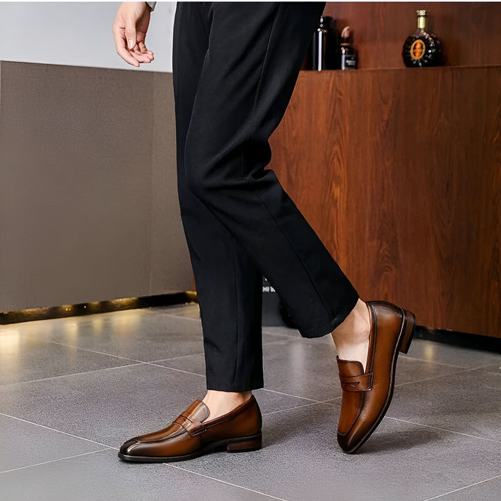 Homme portant des mocassins en cuir marron et un pantalon noir. Chaussures élégantes, parfaites pour une tenue formelle. Détail raffiné et look moderne., 45286724042933,45286724075701,45286724108469,45286724141237,45286724174005,45286724206773,45286724239541,45286724272309,45286724305077,45286724337845,45286724370613,45286724403381,45286724436149,45286724468917
