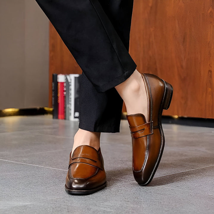 Gros plan sur des chaussures Richelieu marron pour homme, portées avec un pantalon noir élégant. Détail de la qualité du cuir et du design classique. Idéal pour la mode masculine et les occasions formelles., 45286724042933,45286724075701,45286724108469,45286724141237,45286724174005,45286724206773,45286724239541,45286724272309,45286724305077,45286724337845,45286724370613,45286724403381,45286724436149,45286724468917