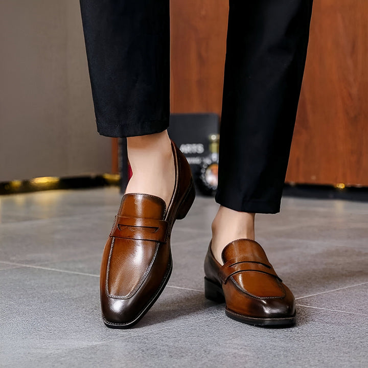 Homme portant des mocassins en cuir marron avec un pantalon noir élégant. Chaussures de ville pour homme, style décontracté et élégant. Mode masculine, chaussures en cuir de qualité., 45286724042933,45286724075701,45286724108469,45286724141237,45286724174005,45286724206773,45286724239541,45286724272309,45286724305077,45286724337845,45286724370613,45286724403381,45286724436149,45286724468917