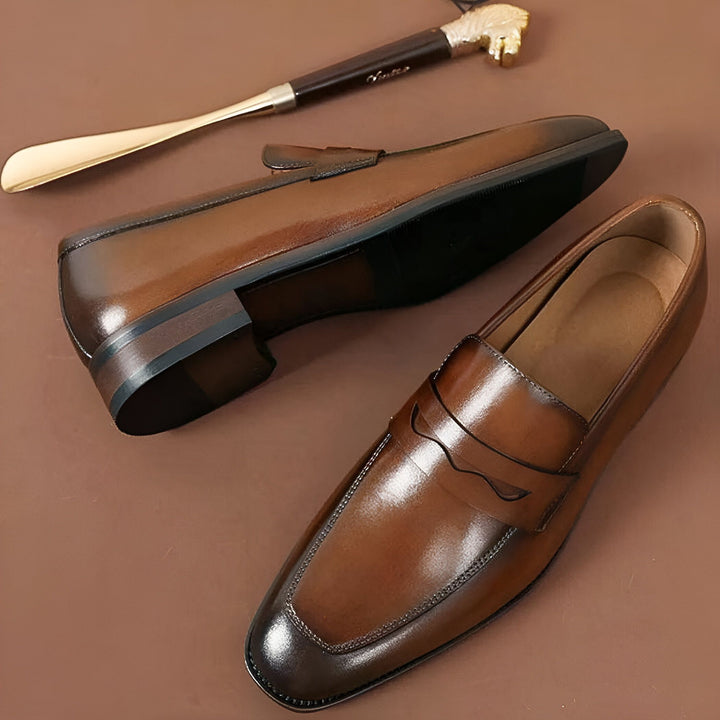 Mocassins classiques en cuir marron avec un chausse-pied en métal doré, élégance et raffinement. Chaussures pour hommes, style formel., 45286724042933,45286724075701,45286724108469,45286724141237,45286724174005,45286724206773,45286724239541,45286724272309,45286724305077,45286724337845,45286724370613,45286724403381,45286724436149,45286724468917