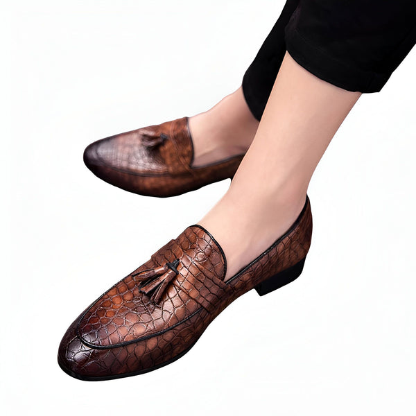 Mocassins marron texturés avec glands, portés par une personne avec un pantalon noir. Chaussures élégantes pour hommes, style italien. Accessoire de mode masculine., 45287059423413,45287059456181,45287059488949,45287059521717,45287059554485,45287059587253,45287059620021,45287059652789,45287059685557,45287059718325,45287059751093,45287059783861,45287059816629,45287059849397,45287059882165,45287059914933,45287059947701,45287059980469,45287060013237,45287060046005,45287060078773,45287060111541,4528706014
