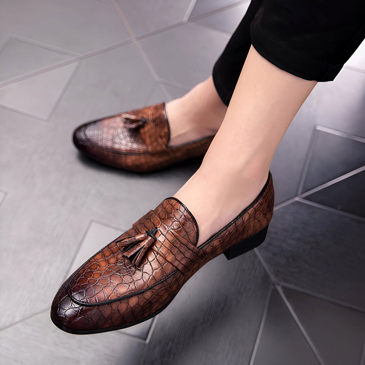 Gros plan sur des mocassins marron à motif crocodile avec des glands, portés par une personne. Chaussures élégantes en cuir, parfaites pour un look sophistiqué et décontracté. Mode masculine, chaussures de luxe., 45287059423413,45287059456181,45287059488949,45287059521717,45287059554485,45287059587253,45287059620021,45287059652789,45287059685557,45287059718325,45287059751093,45287059783861,45287059816629,45287059849397,45287059882165,45287059914933,45287059947701,45287059980469,45287060013237,45287