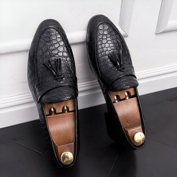 Mocassins noirs en cuir imprimé crocodile avec embauchoirs en bois, élégance et style. Chaussures de luxe pour homme, parfaites pour une tenue habillée. Détails soignés avec glands décoratifs., 45287059423413,45287059456181,45287059488949,45287059521717,45287059554485,45287059587253,45287059620021,45287059652789,45287059685557,45287059718325,45287059751093,45287059783861,45287059816629,45287059849397,45287059882165,45287059914933,45287059947701,45287059980469,45287060013237,45287060046005,452870600