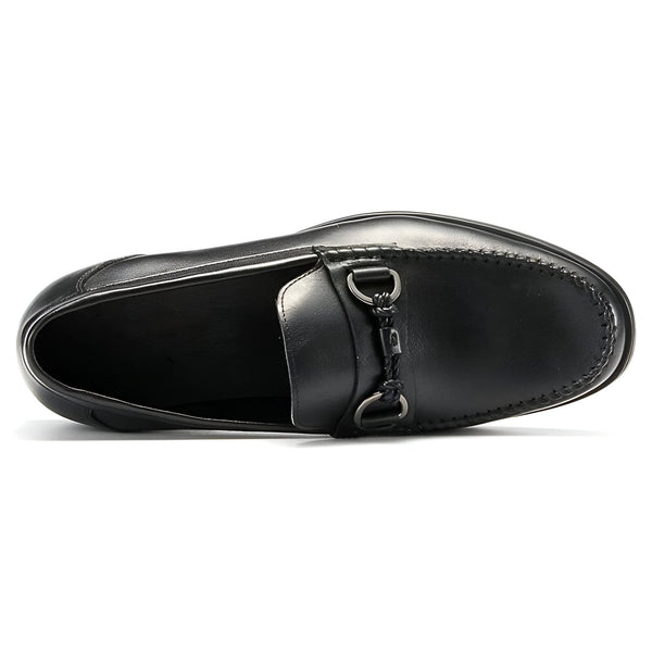 Vue plongeante d'un mocassin noir en cuir pour homme, avec détail décoratif en métal. Chaussure élégante et confortable., 45286723027125,45286723059893,45286723092661,45286723125429,45286723158197,45286723190965,45286723223733,45286723256501,45286723289269,45286723322037,45286723354805,45286723387573,45286723420341,45286723453109