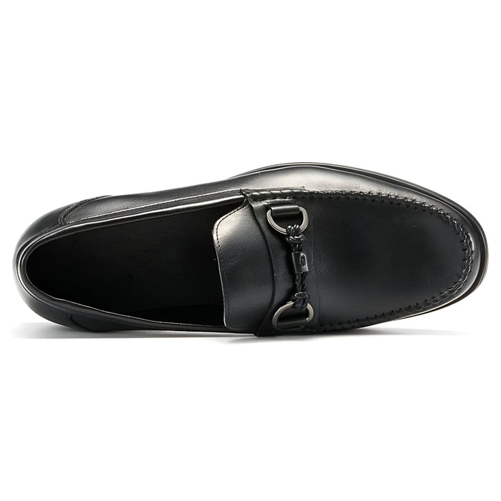 Vue plongeante d'un mocassin noir en cuir pour homme, avec détail décoratif en métal. Chaussure élégante et confortable., 45286723027125,45286723059893,45286723092661,45286723125429,45286723158197,45286723190965,45286723223733,45286723256501,45286723289269,45286723322037,45286723354805,45286723387573,45286723420341,45286723453109