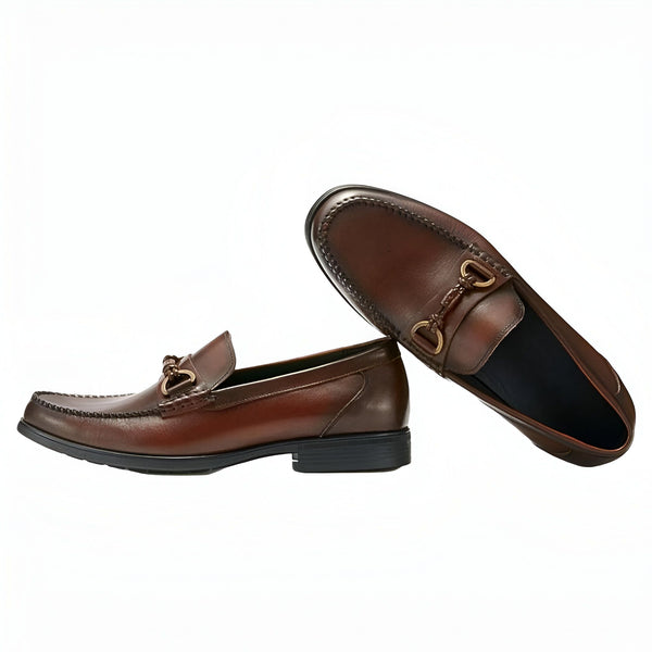 Mocassins en cuir marron pour homme, avec un détail de mors métallique doré. Une chaussure est posée sur le côté, semelle visible. Chaussures élégantes et confortables., 45286723027125,45286723059893,45286723092661,45286723125429,45286723158197,45286723190965,45286723223733,45286723256501,45286723289269,45286723322037,45286723354805,45286723387573,45286723420341,45286723453109