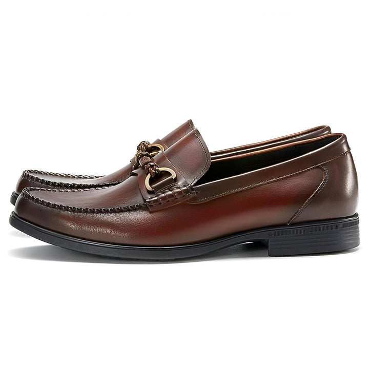 Mocassins en cuir marron pour homme, avec un ornement doré sur le dessus. Chaussures élégantes et confortables pour un style sophistiqué., 45286723027125,45286723059893,45286723092661,45286723125429,45286723158197,45286723190965,45286723223733,45286723256501,45286723289269,45286723322037,45286723354805,45286723387573,45286723420341,45286723453109