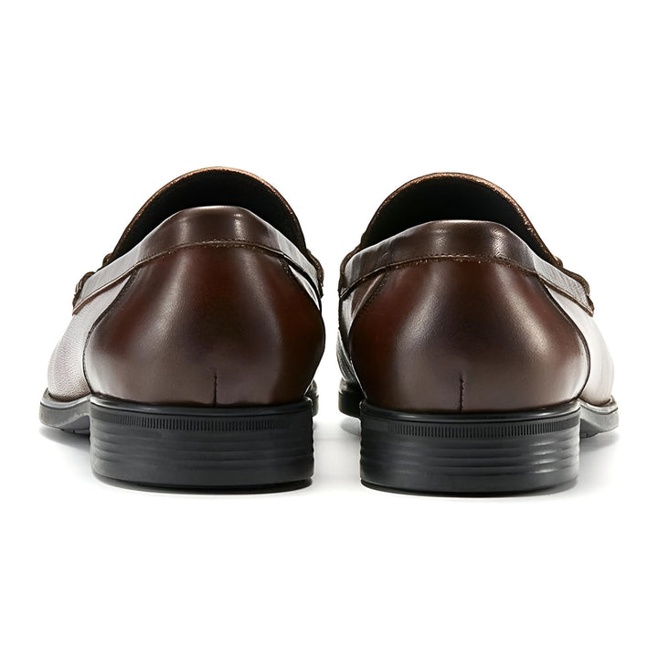 Vue arrière de deux mocassins en cuir marron pour homme, élégants et classiques, sur fond blanc. Idéal pour une tenue formelle ou décontractée., 45286723027125,45286723059893,45286723092661,45286723125429,45286723158197,45286723190965,45286723223733,45286723256501,45286723289269,45286723322037,45286723354805,45286723387573,45286723420341,45286723453109
