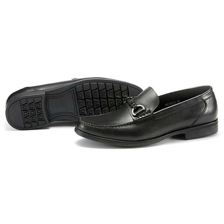 Mocassins noirs en cuir pour homme, avec détail argenté. Vue rapprochée de la semelle antidérapante. Chaussures élégantes et confortables., 45286723027125,45286723059893,45286723092661,45286723125429,45286723158197,45286723190965,45286723223733,45286723256501,45286723289269,45286723322037,45286723354805,45286723387573,45286723420341,45286723453109