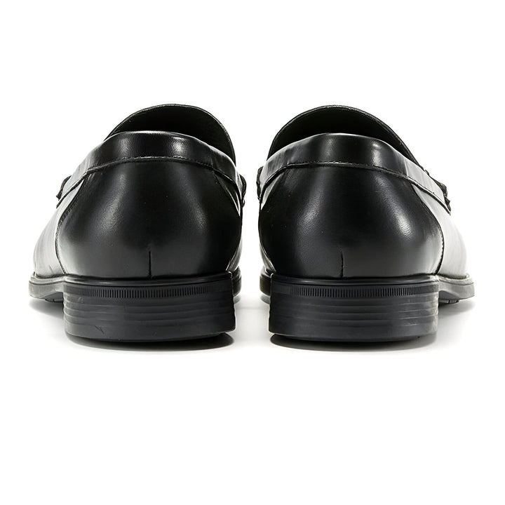 Vue arrière de deux mocassins noirs classiques en cuir. Chaussures élégantes pour homme, idéales pour un look formel ou professionnel. Détail des semelles et des finitions., 45286723027125,45286723059893,45286723092661,45286723125429,45286723158197,45286723190965,45286723223733,45286723256501,45286723289269,45286723322037,45286723354805,45286723387573,45286723420341,45286723453109