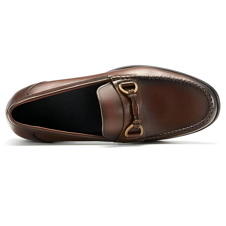 Vue de dessus d'un mocassin en cuir marron pour homme, avec une boucle décorative dorée sur le dessus. Chaussure élégante et confortable., 45286723027125,45286723059893,45286723092661,45286723125429,45286723158197,45286723190965,45286723223733,45286723256501,45286723289269,45286723322037,45286723354805,45286723387573,45286723420341,45286723453109