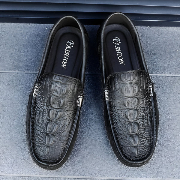 Mocassins noirs pour hommes, aspect cuir de crocodile. Chaussures élégantes avec bordure et semelle noires. Inscription "Fashion" à l'intérieur., 45287140262069,45287140294837,45287140327605,45287140360373,45287140393141,45287140425909,45287140458677,45287140491445,45287140524213,45287140556981,45287140589749,45287140622517,45287140655285,45287140688053,45287140720821,45287140753589,45287140786357,45287140819125,45287140851893,45287140884661,45287140917429