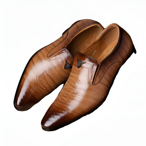 Paire de mocassins en cuir marron pour homme. Chaussures élégantes avec motif peau de serpent et détails métalliques sur le dessus. Accessoires de mode masculine, style classique et sophistiqué., 45287064010933,45287064043701,45287064076469,45287064109237,45287064142005,45287064174773,45287064207541,45287064240309,45287064273077,45287064305845,45287064338613,45287064371381,45287064404149,45287064436917,45287064469685,45287064502453,45287064535221,45287064567989,45287064600757,45287064633525,452870646