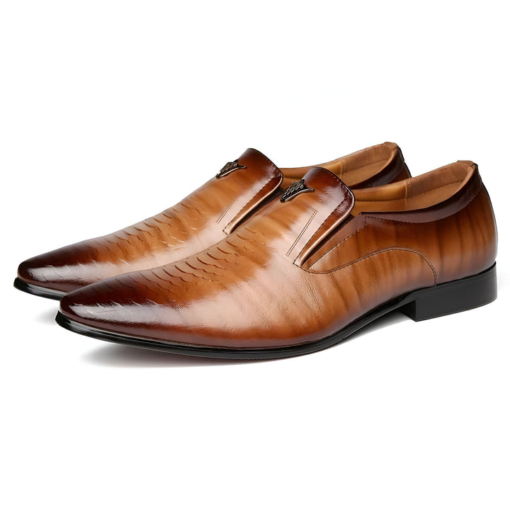 Paire de chaussures de ville marron pour homme, modèle à enfiler avec motif texturé et ornement métallique. Chaussures élégantes et sophistiquées, idéales pour une tenue formelle. Détails raffinés et style classique., 45287064010933,45287064043701,45287064076469,45287064109237,45287064142005,45287064174773,45287064207541,45287064240309,45287064273077,45287064305845,45287064338613,45287064371381,45287064404149,45287064436917,45287064469685,45287064502453,45287064535221,45287064567989,452870646007