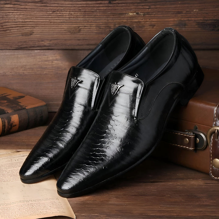 Gros plan sur une paire de mocassins en cuir noir brillant pour hommes, avec un motif écaille subtil et un ornement triangulaire. Idéales pour une tenue élégante et formelle., 45287064010933,45287064043701,45287064076469,45287064109237,45287064142005,45287064174773,45287064207541,45287064240309,45287064273077,45287064305845,45287064338613,45287064371381,45287064404149,45287064436917,45287064469685,45287064502453,45287064535221,45287064567989,45287064600757,45287064633525,45287064666293,45287064699061