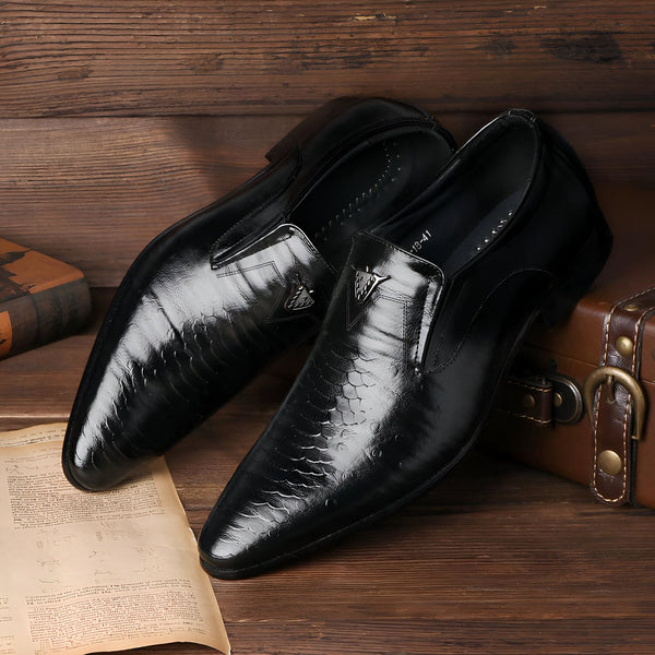 Deux chaussures de ville noires en cuir verni posées sur une table en bois, avec une valise vintage marron et un livre ancien à proximité. Chaussures élégantes avec motif peau de serpent., 45287064010933,45287064043701,45287064076469,45287064109237,45287064142005,45287064174773,45287064207541,45287064240309,45287064273077,45287064305845,45287064338613,45287064371381,45287064404149,45287064436917,45287064469685,45287064502453,45287064535221,45287064567989,45287064600757,45287064633525,45287064666293,4