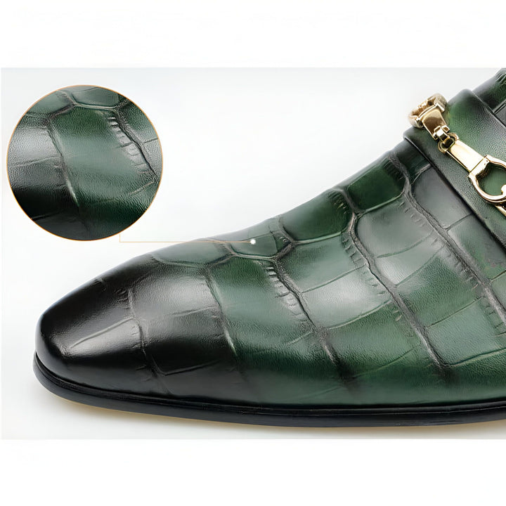 Gros plan d'une chaussure habillée en cuir vert avec texture crocodile et boucle dorée. Détail de la qualité du cuir. Idéale pour le style et l'élégance., 45287103660213,45287103692981,45287103725749,45287103758517,45287103791285,45287103824053,45287103856821,45287103889589,45287103922357