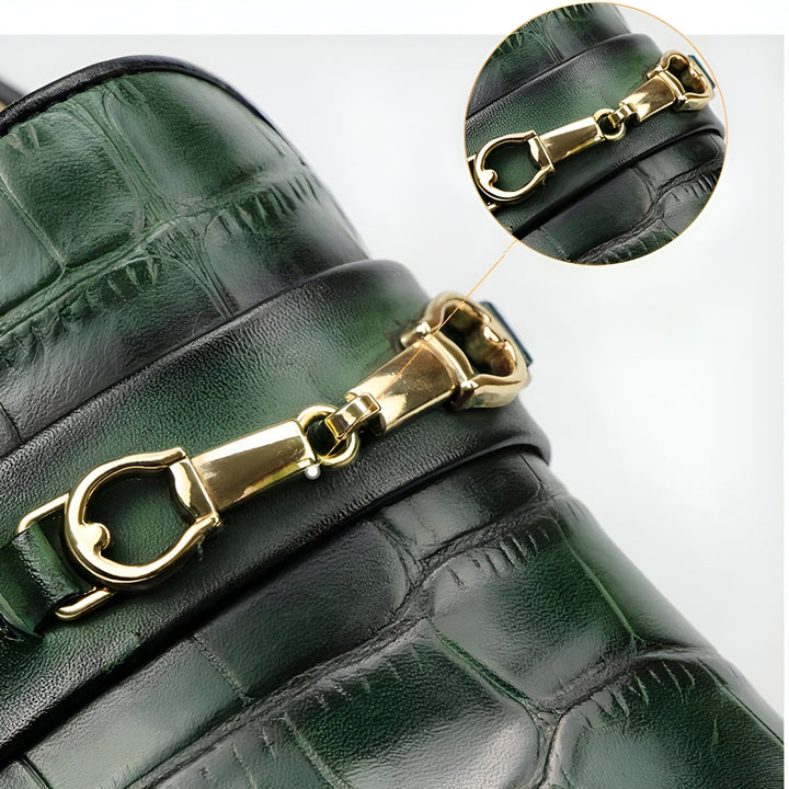 Gros plan d'un mocassin vert en cuir imitation crocodile avec une boucle dorée décorative. Détail de la boucle en zoom. Chaussures élégantes., 45287103660213,45287103692981,45287103725749,45287103758517,45287103791285,45287103824053,45287103856821,45287103889589,45287103922357