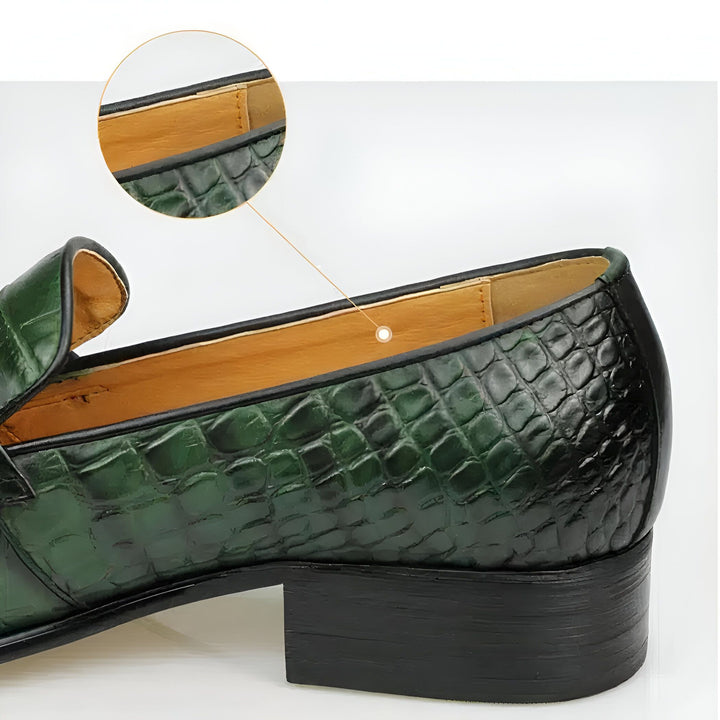 Détail d'un mocassin en cuir vert foncé à motif crocodile. On observe la couture intérieure et la finition soignée. Chaussure élégante avec talon noir., 45287103660213,45287103692981,45287103725749,45287103758517,45287103791285,45287103824053,45287103856821,45287103889589,45287103922357