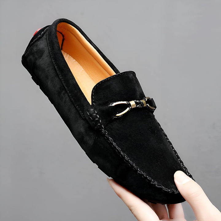 Mocassin en daim noir pour homme avec ornement métallique doré, intérieur en cuir camel. Chaussure élégante et confortable, idéale pour un look décontracté chic. Mode masculine, souliers en cuir., 45286813466805,45286813499573,45286813532341,45286813565109,45286813597877,45286813630645,45286813663413,45286813696181,45286813728949,45286813761717,45286813794485,45286813827253,45286813860021,45286813892789,45286813925557,45286813958325,45286813991093,45286814023861,45286814056629,45286814089397,45286